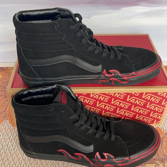 Vans Men’s Sk8-Hi Flame
Suede Black/Red
VN0005UJY09
Sneakers - Picture 2 of 16